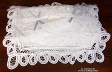 CACHE BOITE A MOUCHOIRS BRODE MAIN  DENTELLE RENAISSANCE  BLANC