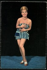 Ak Frau En Serviette Et Sandales de Bain Nu