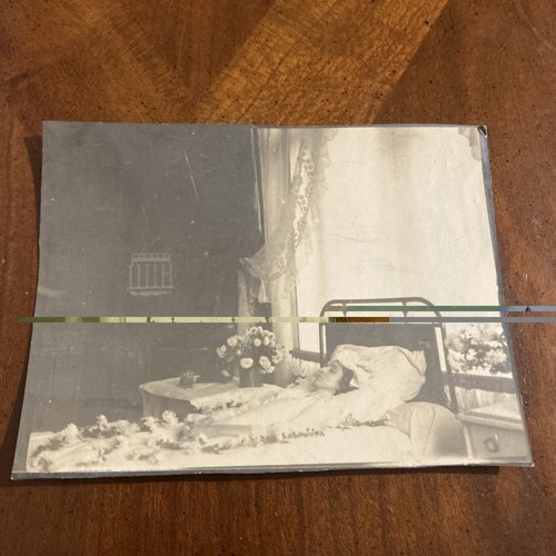 Photo mortuaire strange post - mortuaire,