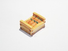 FEVE EN PORCELAINE UNE CAGETTE DE CAROTTES