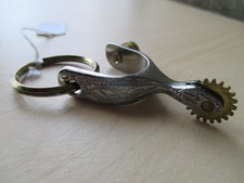 Porte-clé, éperon, thème