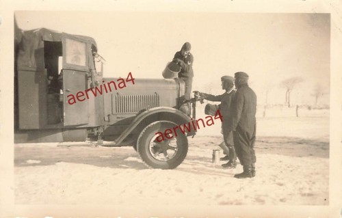 Soldats remplissant eau - soldats, l'eau