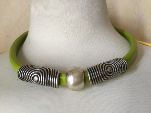 Superbe collier choker cuir