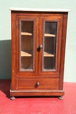 ancienne armoire de poupée en bois.