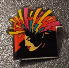 Pin’s Art Femme aux Cheveux en Pétard (1483)