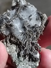 Argent natif brut sur calcite