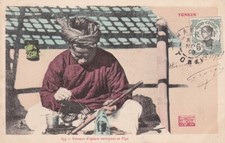 Tonkin Fumeur d'opium nettoyant sa pipe Vietnam Indochine opium smoker Indochina