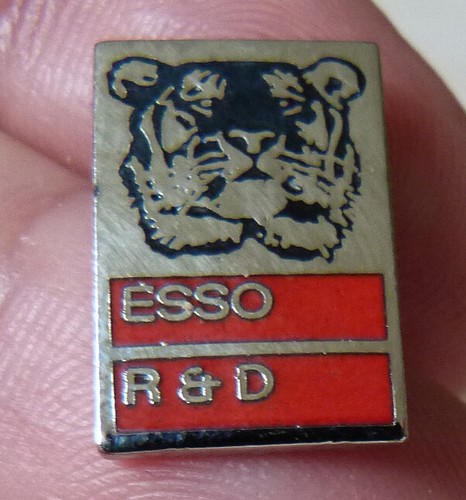 Petit pin voiture - pin's, esso