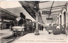 01 CPA  GARE DE BELLEGARDE ARRIVEE DE L'EXPRESS DE GENEVE ET VISITE DE LA DOUANE