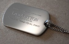 Louis Vuitton, Rare pendentif " INVENTEUR " + son collier en ARGENT et sa boite