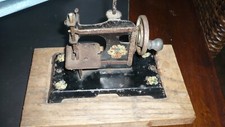 petite machine à coudre tole