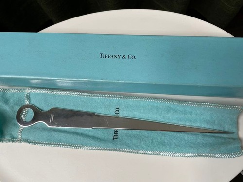 Tiffany ouvre lettre - tiffany, en