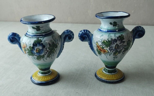 Deux anciens petits vases - , /