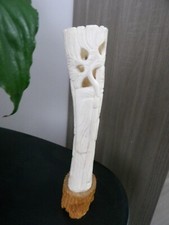 figurine  en os sculpté sur socle bois