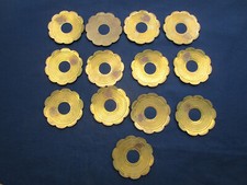 13 coupelles festonnées