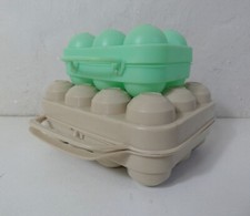 2 boites à oeufs en plastique