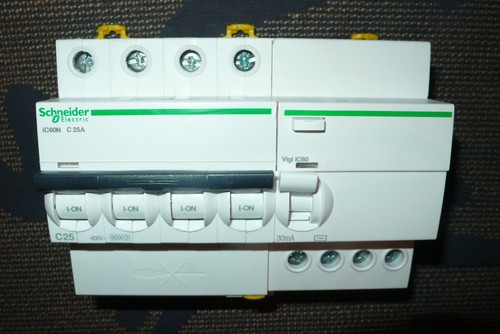 Disjoncteur a9f77425 - disjoncteur,
