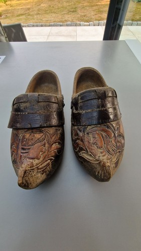 Paire sabots anciens sculptés