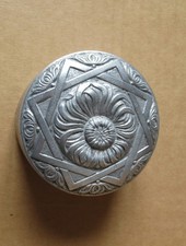 TRES JOLIE BOITE  A POUDRE ANCIENNE ALUMINIUM  à décor de FLEUR ART DECO vide