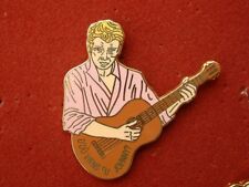 PIN'S JOHNNY HALLYDAY - CHEMISE ROSE- GUITARE MARRON