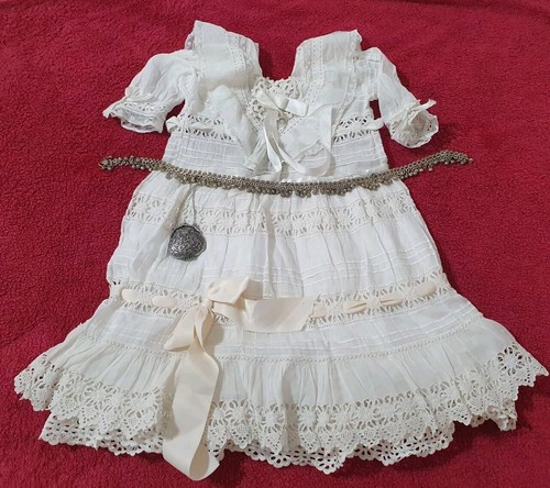 Ancienne robe avec - avec, belle