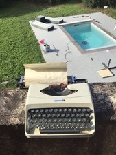Machine à écrire ancienne UNDERWOOD en boite . VINTAGE. années 60/70