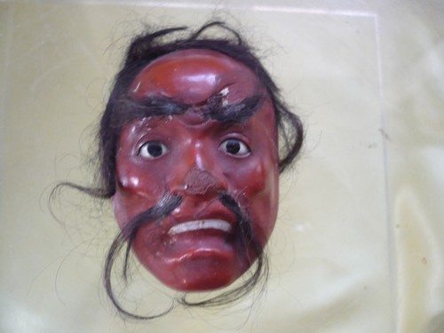 Tres beau petit masque - tres, en