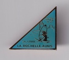 RARE PINS PIN'S .. SPORT NAUTIQUE WINDSURF PLANCHE VOILE CHIEN LA ROCHELLE 17~EV