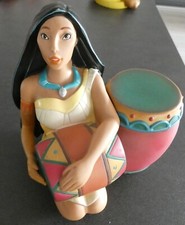 BELLE TIRELIRE DISNEY POCAHONTAS EN PLASTQUE DUR  14 CM DE HAUT