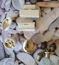 LOT D'ANCIENS ELEMENTS MATERIEL ELECTRIQUE EN PORCELAINE