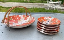 Vieilles assiettes et plat de