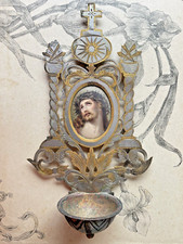 Beau Bénitier en métal et camée Porcelaine Christ couronne d'épine XIXe