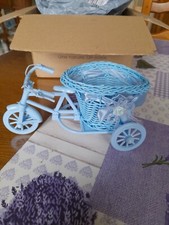 Petit panier bleu sur un tricycle