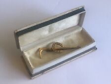 ancienne broche en fix plaqué or à décor de fer à cheval et de cravache rubis