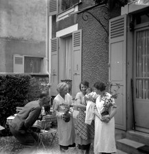 Portrait femmes homme cour