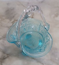 ANCIEN Panier décoré Fleurs avec anse ou Vide Poche en Verre moule Bleu