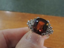 Bague joaillerie or gris grenat et diamants baguette