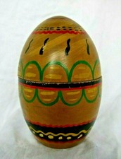 œuf ancien en bois peint