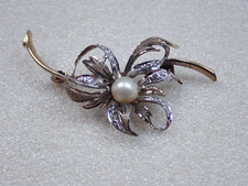 Ancienne broche  Couleur blanc