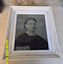 LBCC3 ANCIEN CADRE BOIS BLANC PEINT PHOTO D'UNE JEUNE FEMME SOUS VERRE 34,5/40CM