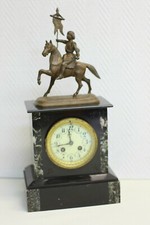 Pendule en marbre noir surmonté de Jeanne d'Arc en régule début XX