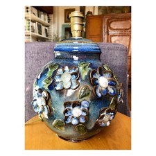 Pied de lampe céramique, décor floral en relief, signature À Identifier, 80’s