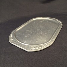 ACCESSOIRE DINETTE ANCIENNE POUPÉE / MINI PLATEAU METAL EMBOUTI (2)