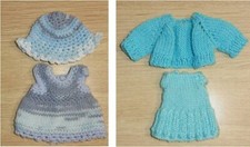363 - LOT 2 ROBES + 1 GILET + 1 CHAPEAU (TRICOT ET CROCHET) PR POUPEES DE 25 CM