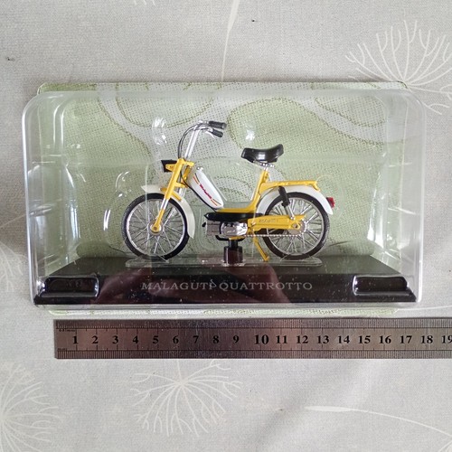 Mobylette chappy miniature - /,