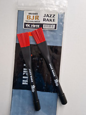 VIC FIRTH BJ JAZZ RAKE - Paire Balais nylon rouge Jazz / Fusion pour batterie