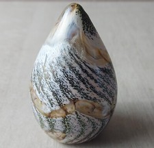 Ancien presse papier en verre, forme goutte, Valletta Glass