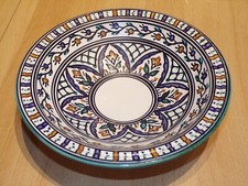 Assiette creuse en céramique style marocain signée  ( diamètre 22,5 cm )