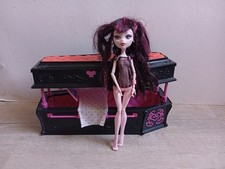 Monster High Poupée Draculaura et son + lit cercueil boite à bijoux