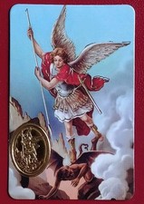 CARTE PLASTIFIÉE AVEC MÉDAILLE 🏅 DORÉE ET PRIÈRE DE SAINT MICHEL 8,50 X 5,50 CM